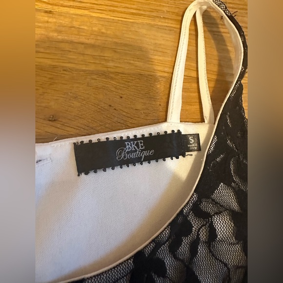 *last chance* Buckle Boutique | Women’s white tank top w/ black lace overlay - Picture 5 of 16